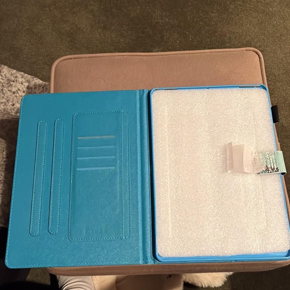 Brand new in Package I Pad case.  Fits 10.5 inch iPad. - Picture 3 of 7